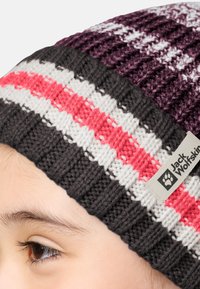 Gebreide beanie met horizontale strepen in paars, zwart, wit en roze. Inclusief een label met het "Jack Wolfskin" logo. Getextureerde stof.