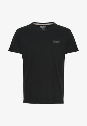 Fekete pamut póló rövid ujjakkal és kerek nyakkivágással. Zöld hímzett szöveg található a bal mellrészen. Puha tapintású.