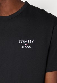Tommy Jeans TEE - Jednoduché tričko - black