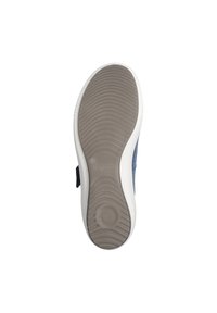 Suela de zapato en goma gris con surcos curvados para tracción. La parte superior es de tela azul marino con un diseño sin cordones y paneles laterales elásticos.