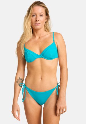 Turkos bikinitset med en strukturerad topp med justerbara axelremmar och knytbara bikinitrosor, tillverkat av smidigt, stretchigt material.