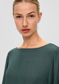 s.Oliver MIT GLATTER RÜCKENPARTIE - Bluzka z długim rękawem