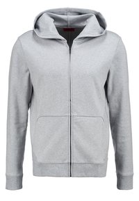 Sudadera con cremallera en color gris, hecha de una tela suave y texturizada. Cuenta con capucha, mangas largas y dos bolsillos frontales. Diseño simple y sin adornos.