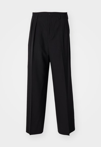 Pantalons plissés noirs avec un design droit et large. Fabriqués en tissu lisse, avec une fermeture à bouton et des passants de ceinture.