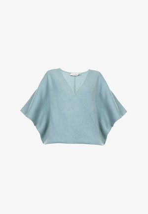 Jasnoniebieski, dziergany damski top z szerokimi rękawami typu nietoperz i dekoltem w kształcie litery V, z przodem w stylu kopertowym.
