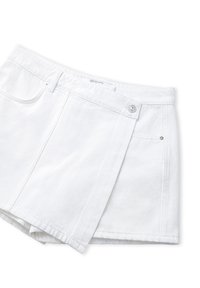 Witte denim mini-jurk met een gevouwen voorkant, drukknopen als sluiting en contrasterende stiksels. Voorzien van twee achterzakken voor functionaliteit.