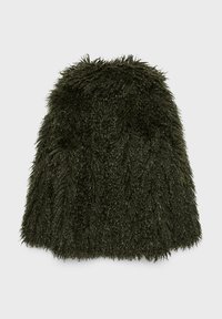 Expertna jopica iz umetnega krzna olivno zelene barve z teksturirano, puhasto površino in okroglim izrezom, s krajšim krojem brez vidnih zapiranj.