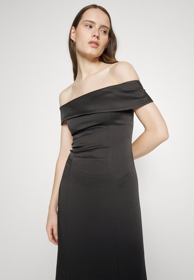 Abito nero off-the-shoulder realizzato in tessuto liscio, con un corpetto aderente e una silhouette elegante. Nessun motivo o decorazione visibile.