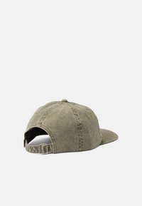 Boné de cor caqui com um viseira curva, feito de tecido texturizado. Apresenta uma tira ajustável na parte de trás e ilhós de ventilação. Design simples.