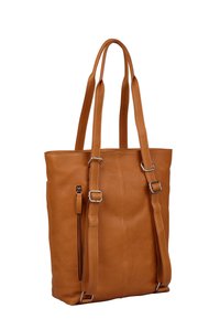 Bolso tote de cuero marrón con forma estructurada, asas superiores duales, un bolsillo frontal con cremallera y detalles de hebilla para correas ajustables.