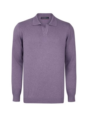 Lilla langærmet polo sweater med v-hals design, lavet af glat strikket stof. Har en ribbet krave og manchetter for ekstra detalje.