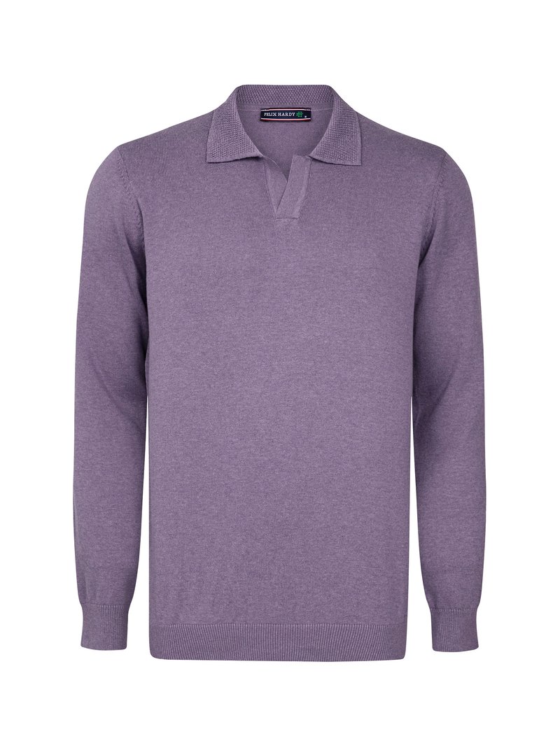 Paarse lange mouwen polo trui met een V-hals ontwerp, gemaakt van soepel gebreid stof. Heeft een geribbelde kraag en manchetten voor extra detail.