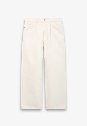 Valged laiad teksapüksid, mis on valmistatud denimist, omavad nööpkinnitust, viit taskut ja peeneid õmblusdetailide. Puhtad, minimalistlikud jooned.