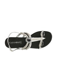 Sandal dat flat dengan sol hitam, tali perak dengan aksen manik-manik, dan hiasan tengah dengan batu gelap. Detail tekstur pada tali.