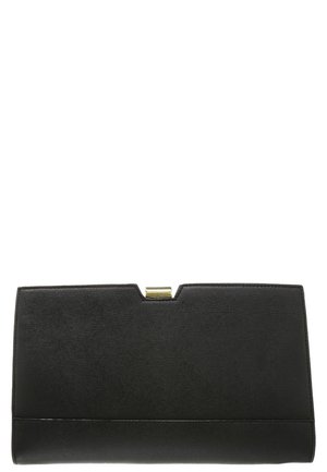 Sort tekstureret clutch-tasker med en rektangulær form og guldfarvet lås i øverste midte.