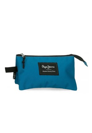 Funda de tela azul con una cremallera negra, de forma rectangular, que presenta un parche negro de marca etiquetado como "Pepe Jeans Nineteen Seventy Three."