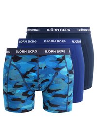 Trois paires de boxer pour homme ; un en imprimé camouflage bleu, un en bleu uni foncé, un en bleu uni moyen, tous avec des ceintures élastiques noires comportant le logo "BJÖRN BORG".