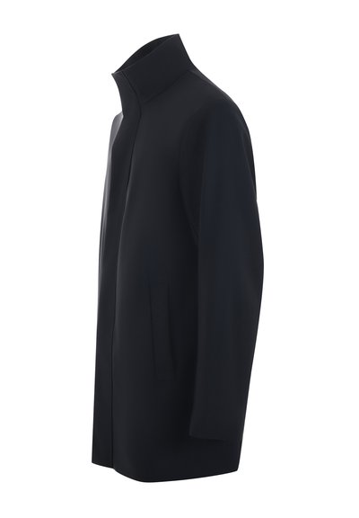 Zwarte jas met een hoge kraag, met een rechte silhouet, lange mouwen en zijzakken. Glad textuur en minimalistisch ontwerp.