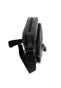 Bolso de hombro de cuero negro con forma plana, dos compartimentos con cremallera y una correa ajustable. Presenta acentos en tono dorado.