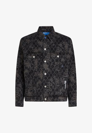 Černá džínsová bunda se strukturovaným vzorem, stříbrnými doplňky, dvěma náprsními kapsami, modrou etiketou a zapínáním na knoflíky.