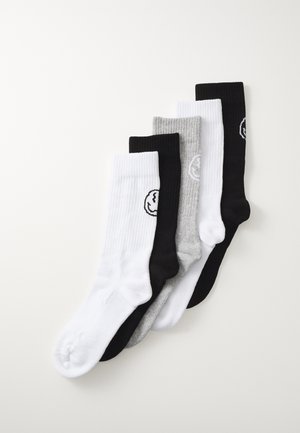 Cinque paia di calze da crew in nero, bianco e grigio. Ognuna presenta un design a coste e un piccolo logo rotondo ricamato sul lato.