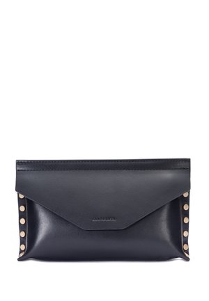 Sort læderclutch med kuvertdesign på klappen, guldfarvede nitter langs siderne og "ALLSAINTS" præget midt på forsiden.