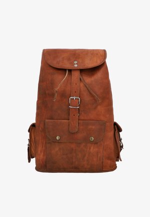 Un sac à dos en cuir marron avec un rabat arrondi, une fermeture à boucle en métal, une poche avant et des poches latérales. Il présente une finition texturée et des détails de couture.