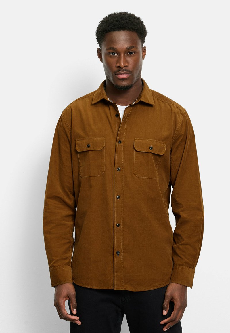 Braunes Langarmhemd aus strukturiertem Stoff mit zwei Brusttaschen und Knopfverschluss. Verfügt über einen geraden Schnitt und einen spitzen Kragen.