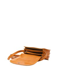 Borsa a spalla in pelle gialla con una superficie liscia, diversi scomparti con zip e una base piatta per la stabilità. Include una tracolla regolabile.