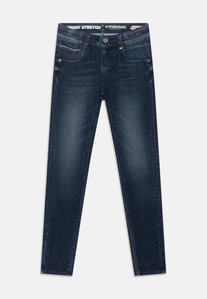 Donsblauwe stretch jeans met een knoopsluiting aan de voorkant, vijf zakken, subtiele wassing en contrasterende stikseldetails.