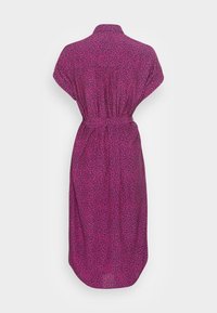 Vestito viola e rosa a fantasia, lunghezza al ginocchio, con maniche corte, colletto e vita elastica arricciata, mostrato da dietro su uno sfondo bianco.