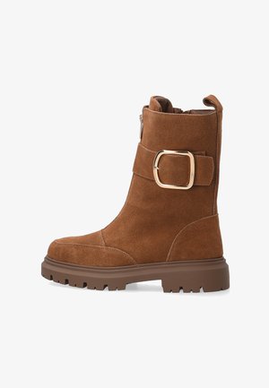 Brązowe zamszowe botki do kostki z bocznym zamkiem błyskawicznym, kwadratowym zapięciem w postaci klamry, masywną brązową podeszwą i fakturowanym wykończeniem. Ergonomiczny kształt zapewniający komfort.