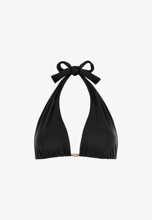 Czarny bikini halter z kokardą wiązaną na szyi, wykonany z miękkiego, elastycznego materiału o gładkiej fakturze, uzupełniony ozdobnym zapięciem.