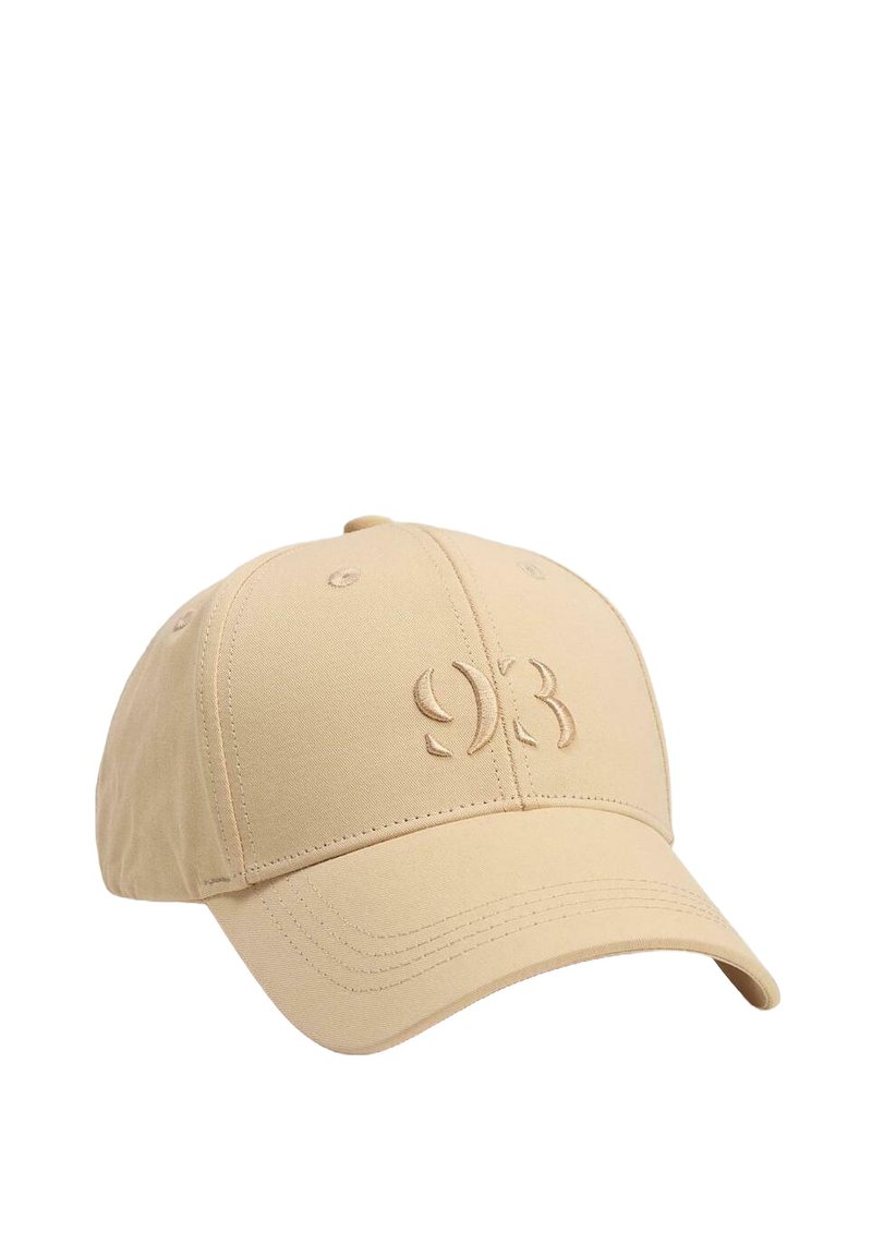 Beżowa czapka z mieszanki bawełny, z sześciopanelowym wzorem, haftowanym logo z przodu oraz regulowanym paskiem z tyłu.