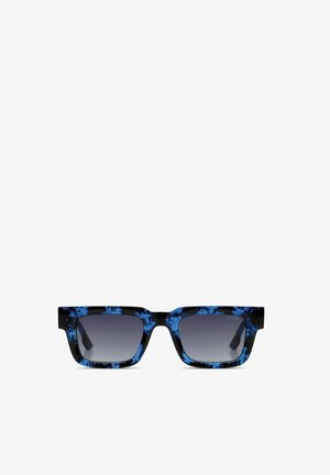 Occhiali da sole rettangolari con montatura marmorizzata blu e nera e lenti scure a gradiente, esposti su uno sfondo bianco.