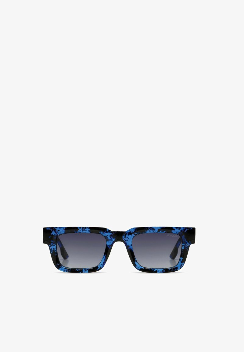 Gafas de sol rectangulares con montura de mármol azul y negro y lentes oscuros con degradado, exhibidas sobre un fondo blanco.