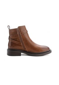 Bottines en cuir marron avec un bout arrondi, fermeture éclair sur le côté et sangles décoratives. Elles présentent un talon bas empilé et une texture lisse.