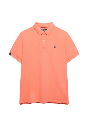 Laksefarvet kortærmet polo med krave, to-knaps stolpelukning og lille broderet logo på brystet samt mærkat på ærmet.