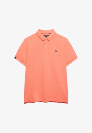 Lachsfarbenes Kurzarm-Poloshirt mit Kragen, zweiknöpfiger Knopfleiste und kleinem gesticktem Logo auf der Brust sowie einem Ärmel-Tag.
