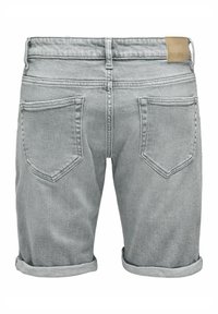 Shorts de mezclilla gris con dobladillo plegado, dos bolsillos traseros y una etiqueta de cuero en la cintura. Diseño sencillo con detalles de costura visibles.