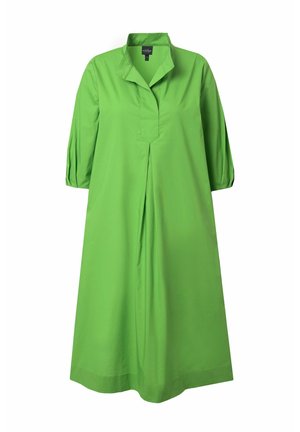 Abito in cotone verde con colletto, maniche a sbuffo corte e una piega sul davanti. Tessuto liscio, lunghezza al ginocchio e vestibilità rilassata.