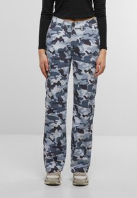 Pantalones cargo en un patrón de camuflaje en azul y gris, con un corte relajado, bolsillos laterales y cierre de botón en la cintura.