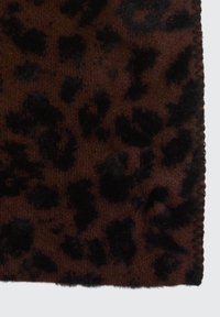 Tissu marron avec un motif léopard noir, texture douce et bords nets et finis. Présentant différentes nuances de marron.