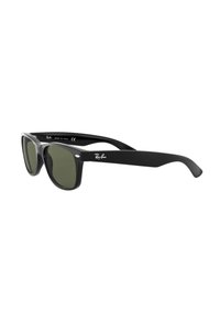 Occhiali da sole Ray-Ban con montatura in plastica nera, lenti verdi e dettagli in argento. Presentano bordi arrotondati e una superficie liscia.