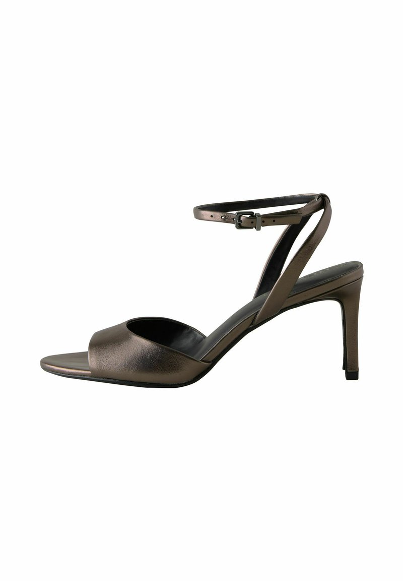 Sandal con tacco alto in bronzo, con design open toe e cinturino alla caviglia con fibbia, che mostra uno stile elegante e moderno.