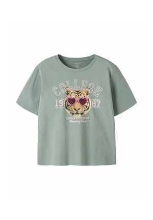Name it, NAME IT T-SHIRT REGULAR FIT - Camiseta estampada - green milieu