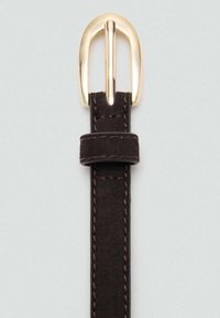 Hnědý semišový pás s zlatou sponou. Vyznačuje se robustní konstrukcí, hladkým povrchem a kontrastním tmavým prošíváním podél okraje.