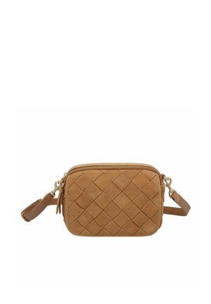 Beige gewebte Wildledertasche mit rechteckiger Form, ausgestattet mit einem Reißverschluss und einem verstellbaren Tragegurt, akzentuiert mit goldfarbener Hardware.