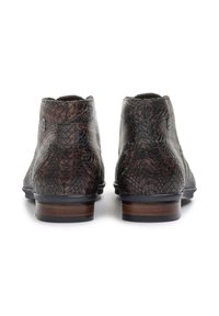Schwarze und braune Leder-Stiefeletten mit strukturiertem Schlangenlederdesign, niedrigem Blockabsatz und abgerundeter Zehenform. Gummisohle für besseren Halt.