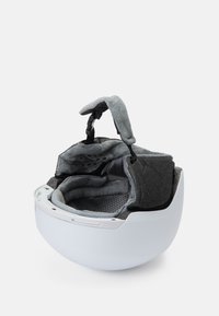 Hvidt hjelm med en rund form, der har en mørkegrå, aftagelig indvendig foring og justerbare stropper. Teksturert stof for komfort.